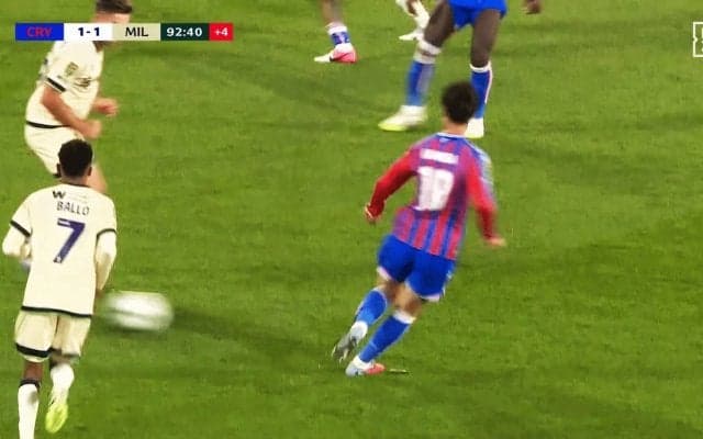 ファン熱狂！ 鎌田大地の“完璧スルーパス”が「絶品」「値千金レベル」４人に囲まれる→決定機演出の一部始終