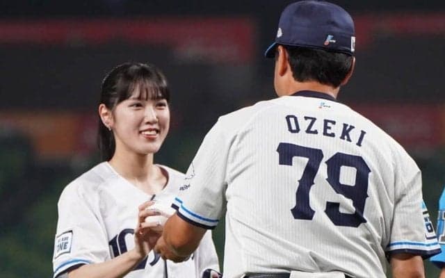 元アイドルが短パン姿で“豪華版”始球式　2軍監督の父とバッテリー「こんなことがあるとは」