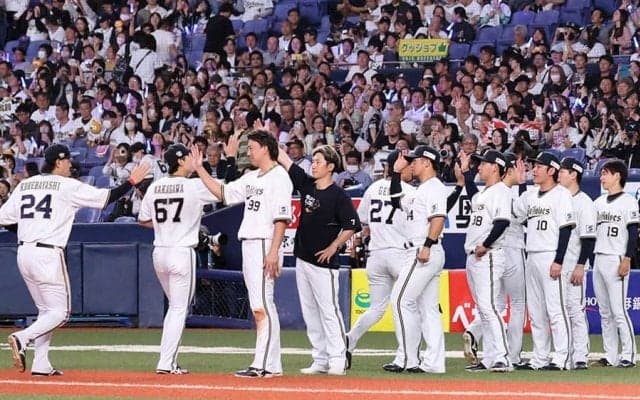 来日した最強助っ人が「痩せたな」　57歳の電撃訪問にファン注目…SNS話題「若々しい」