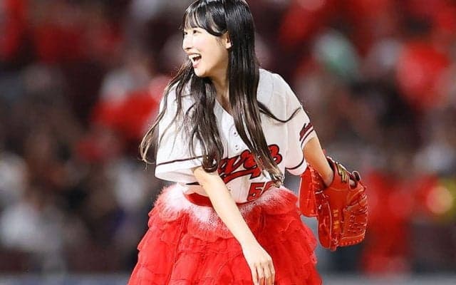 赤いスカートなびかせ豪快投球「惑星一可愛い」　ガチ勢美女の降臨に悶絶「大好きだ」