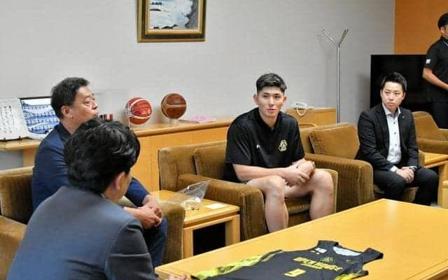 バスケB1・群馬クレインサンダーズ、開幕を前に太田市長を表敬訪問
