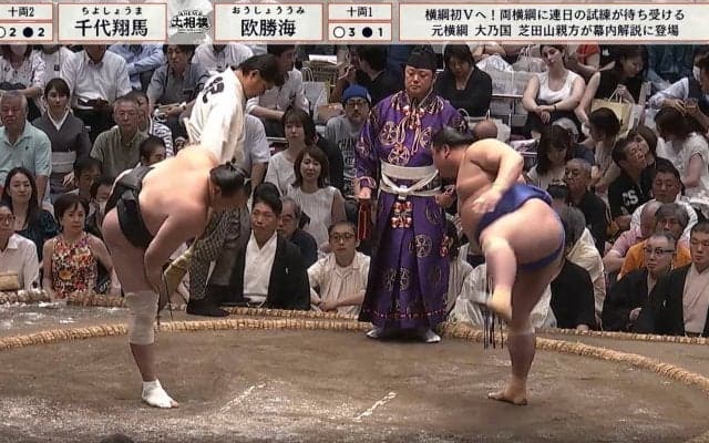 「ホントにお綺麗」大相撲、審判の“背後”にカリスマモデル降臨 “ひと際”目を引く存在感に「気品が」「横顔ステキ」ファン興奮