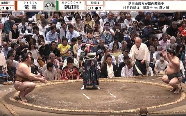 「すんげえ美人」大相撲客席に“両肩ざっくり”姿のラウンドガール 「モデルさんかな」「美女発見」ネットざわつく