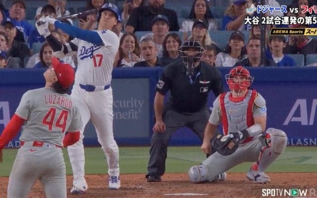 大谷翔平、豪快51号にロバーツ監督「ペチン」 同僚も祝福…中継カメラが捉えたド軍ベンチの様子