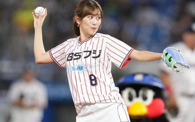 白ショーパンで豪快足上げ　ポニテになった美人アナに興奮…神宮熱狂のゆるふわ投球