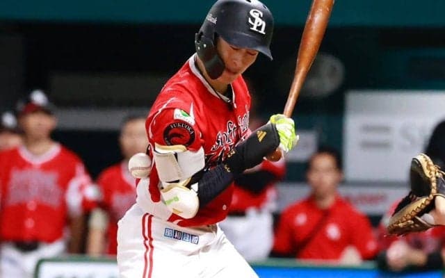 鷹・周東、死球で苦悶の表情　右脇腹付近に147キロが直撃…本拠地ブーイング