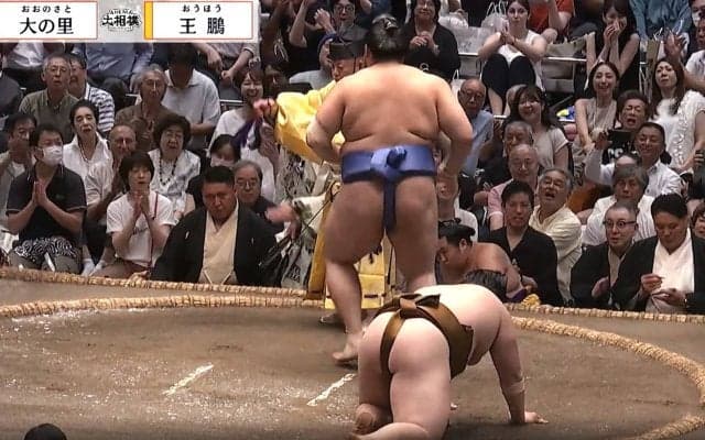 大相撲、結びの一番で「カリスマモデルは見た」 立ち合いの瞬間、行司と審判の間から“キラリ”と光る鋭い眼光 貴重な姿に「ホントにお好きなんですね」ファン驚嘆