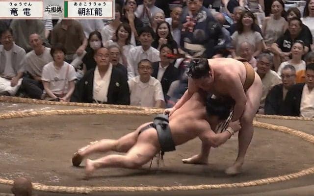 「めっちゃ目立つ」「お綺麗です」大相撲の客席にラウンドガールの姿 露出多めの“肩出し”衣装に「今日は暑いですからね…」