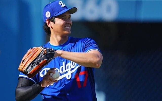 大谷翔平が内野手の準備？　珍しく“守備練習”開始…腰落とし軽快、以前は外野守備にも言及