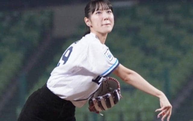 父は監督…元アイドル娘が豪快投球「可愛すぎる」　華麗な姿にほっこり「パパもイケメン」