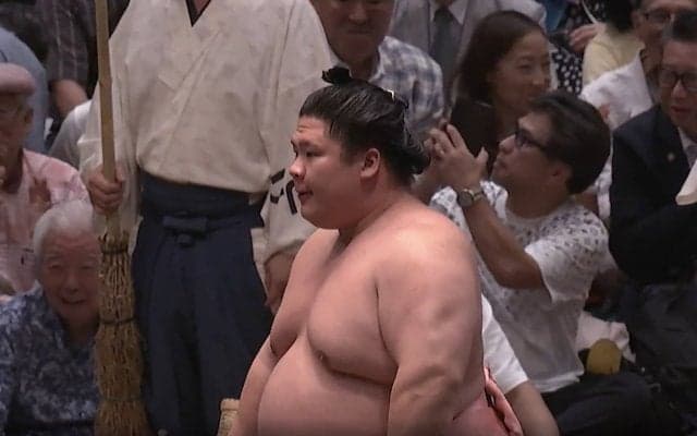 「お客さん髪型どうします？」宇良、投げた力士に“不思議”な動き 「最後美容院やん」「お客さんに顔見せてあげたんやな」ファンのツッコミ続々