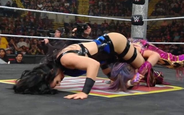 “ラテン系”美女レスラー、日本人女子に“お尻餅つき”をお見舞い…久々披露の妙技に「待ってました」ファン興奮