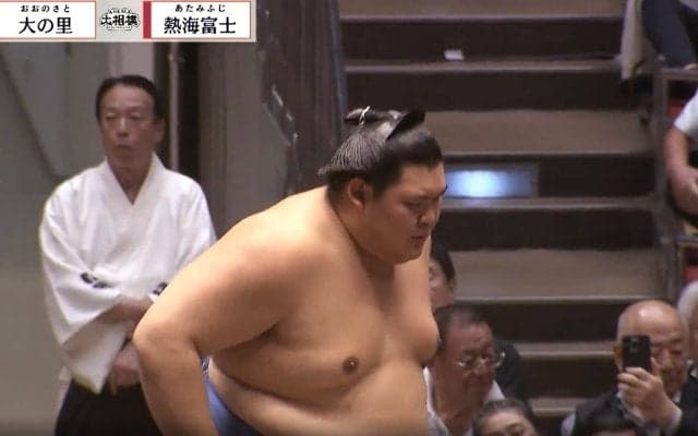 「声が静まるのを…」横綱の立ち合いで“残念な出来事”を受け実況ポツリ 「さすがにあり得ない」「立ち合いは静かに」ファン困惑