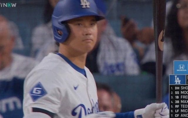 一体、何が起きた？ 大谷翔平、挨拶直後に“突然のハプニング”「いきなり？」「どうした」相手投手がマウンドから降りる… ファン騒然