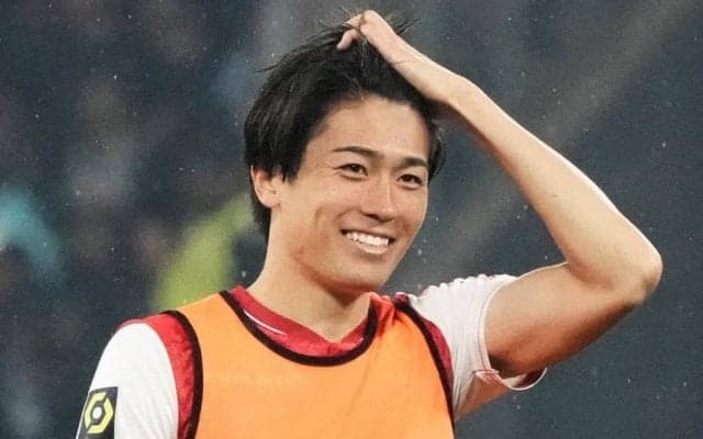 中村敬斗も爽やかな笑顔！スタッド・ランス主将の誕生日を祝う“チーム集合写真”公開！ 仲間たちに囲まれての練習着姿に｢待ってたよこの日を｣｢やっと安心｣