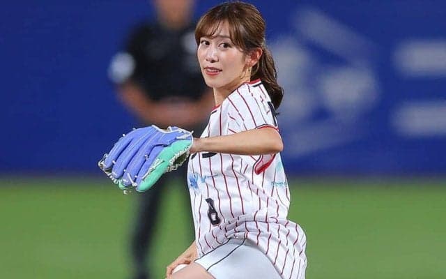 艶やか美肌…ショーパンアナの投球が「何て素敵」　抜群スタイルで神宮魅了に「超可愛いです」