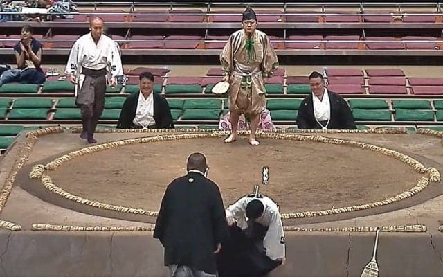 取組直後、“笑ってはいけない”ハプニング発生 親方が“ツボって”笑いが伝染する珍事 「みんな仲良さそう」ファンもほっこり