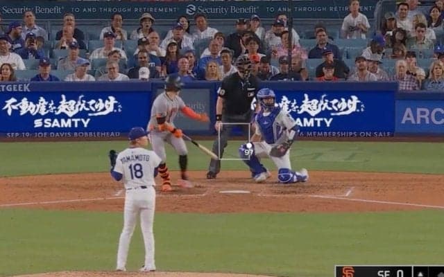 打者に何が…？ 山本由伸に“想定外のハプニング”「珍プレー行き」スイング直後に“謎の動き”「ベンチ誰も動いてないw」