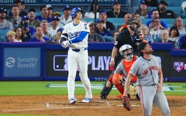 大谷翔平、52号逆転3ラン　カーショーと笑顔で抱擁、シュワーバーに1本差…2戦ぶり一発に本拠地熱狂