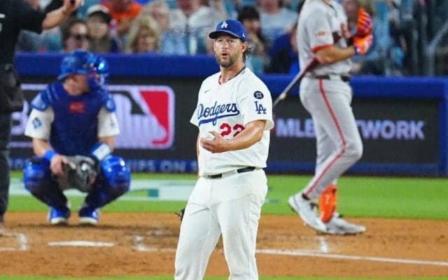 カーショー降板にLAファン総立ち　5回途中2失点で11勝目ならずも…本拠地最終登板、大谷とハグも