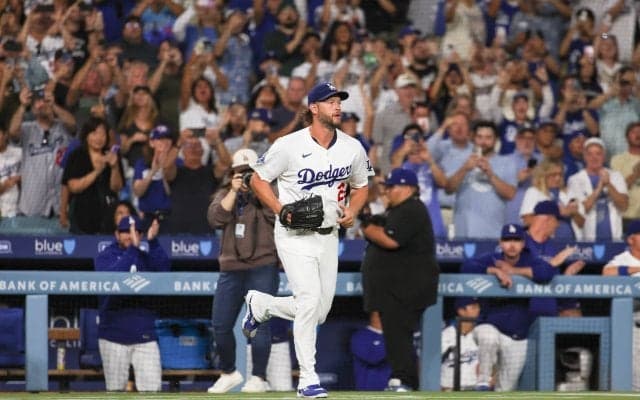 カーショー、本拠最終登板で5回途中2失点 11勝目ならずも球場総立ち ド軍一筋18年、5回1死“カーテンコール”に応え万感の降板