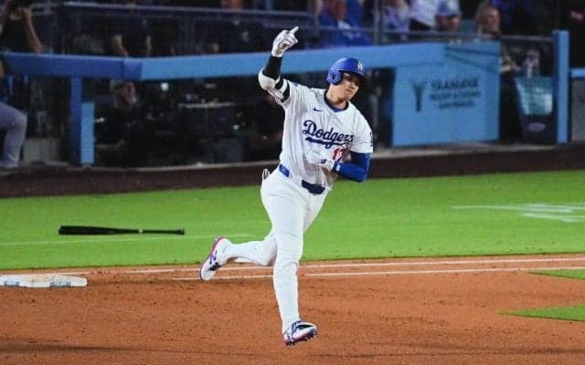 大谷翔平、52号逆転3ラン→ベンチで感動の光景　引退カーショーと交わした“笑顔のハグ”