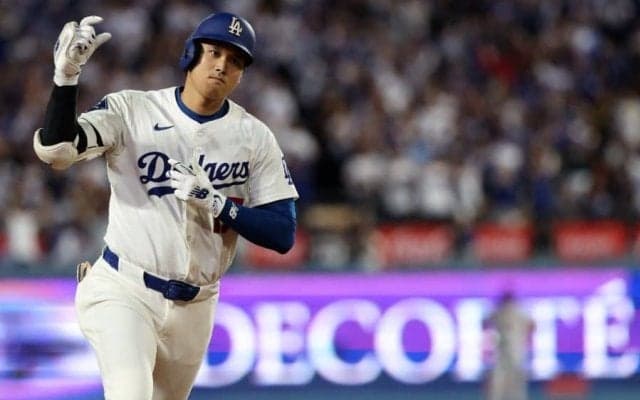 大谷翔平、逆転52号3ランで13年連続PS進出決定　カーショーを救う…地区Vは最短22日