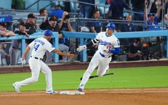 大谷翔平52号直後、涙を誘った感動の一幕「すごい…」　引退カーショーが近づき「普通に泣ける」