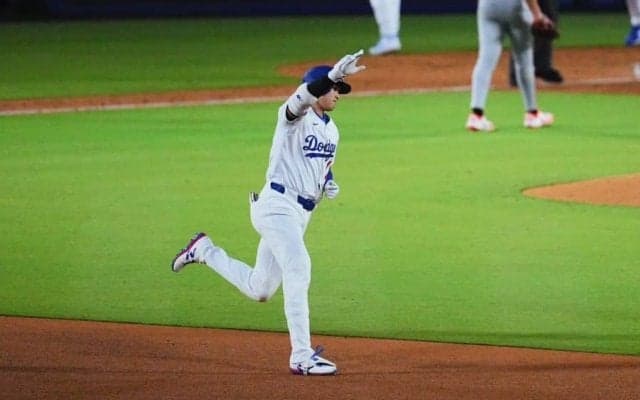 大谷翔平の52号→ド軍ブルペンで“珍光景”　中継映像にチラリ…X爆笑「ベシア何やっとるんw」