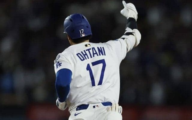 大谷翔平が“祝砲”届けた…史上初「50－50」記念日&引退のカーショーに捧ぐ　13年連続PS進出を引き寄せた52号逆転3ラン