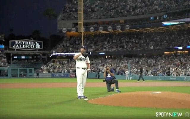 「来いよ！」カーショー、合図も本拠最終登板前に“異例”感動光景 ド軍ナインが“誰も守備に就かず”…粋な演出で示した敬意