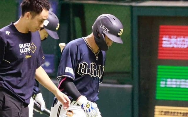 オリにアクシデント…“首位打者”の西川龍馬が途中交代　自打球で悶絶→直後の守備に就かず