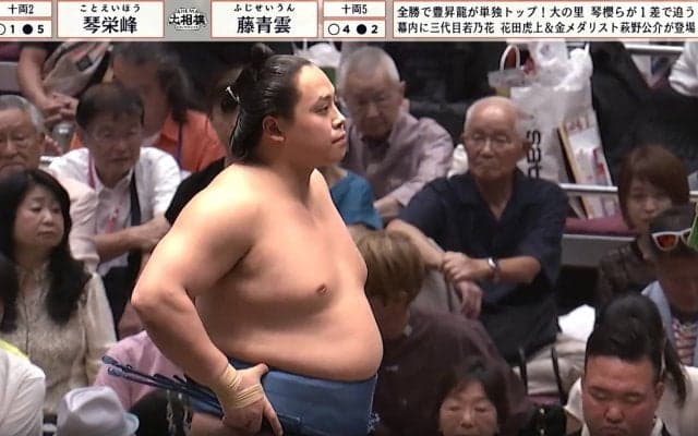 「イケメンさんみっけ」大相撲、金髪俳優が熱心に観戦 サングラス着用も“隠せぬ”存在感