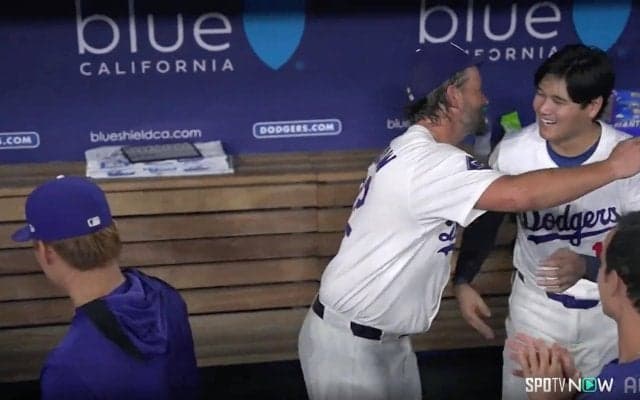大谷翔平とカーショーが「マジでエモい」 劇的逆転3ラン直後、ベンチで抱き合う光景に「真のヒーロー」「最高だ」称賛やまず