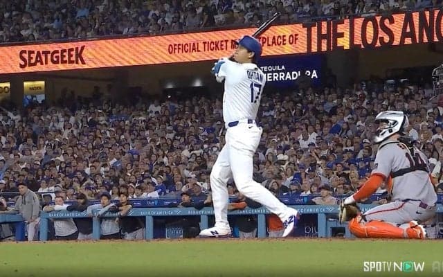 大谷翔平は「カーショーの負けを許さない」 逆転“恩返し弾”で球場お祭り騒ぎ！ “一変”したド軍ベンチ…笑顔で喜び分かち合う