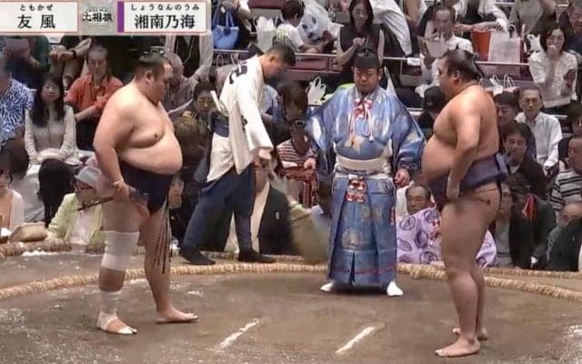 大相撲中継で突如アップになった\"ただならぬ存在感\"のものまね芸人「めっちゃ目立つ」「ええ！？」\"愛溢れる\"着用衣装にも熱視線