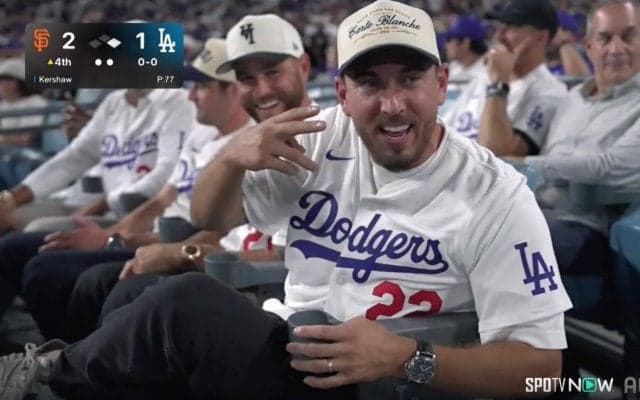 カーショーの元相棒が“今、試合観てるんだよ！” 急遽引退発表もスタンド観戦、カメラへ「22」見せる“粋な計らい”も