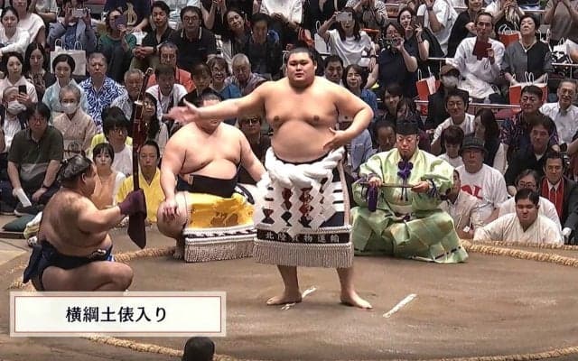 横綱の背後に“ひょっこり”イケメン俳優の姿「めっちゃ見てる」「髪の色変えたんですね」横綱土俵入りの一コマにファン注目