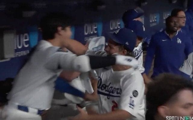 泣かせるなよ… 大谷翔平、涙を誘った“感動の光景”「涙腺決壊」「これは反則」引退カーショーとの“神シーン”が話題に