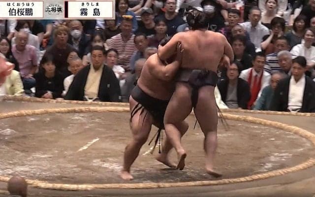 大相撲、熱戦の最中に「ガチ猪木w」“ものまね芸人”が奇跡の表情「無意識レベルで似てる」ファン驚嘆