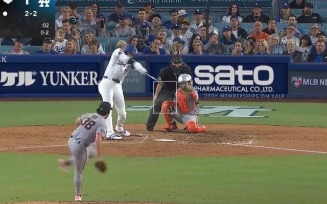 球場騒然！大谷翔平、52号は“驚異の神業”「バケモノかよ」「狙ってた？」ボールを引きつけて乗せる→逆方向に運ぶ”意味不明弾”「大谷さんはパワーだけじゃない」