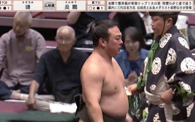 人気力士が信じられない格好に…「シン・マトリックスみたいになってる」「ポールダンスだ」“負けない気持ち”が溢れた驚愕の結末