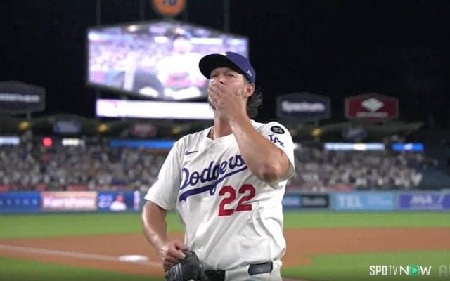 カーショーがドジャー・スタジアムで示した“感謝” 総立ちのスタンドに「ビッグハグ」 やまぬ拍手…全身で表現した万感の想い