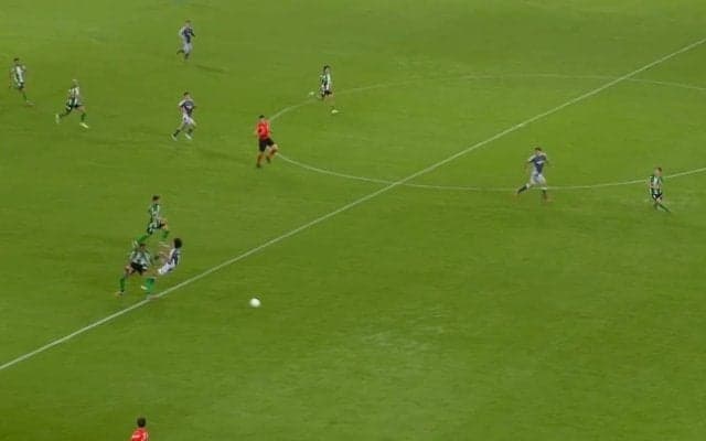 「危ねぇな」久保建英、強烈“体当たり”で吹っ飛ばされ悶絶「完全にアフターやん」高速カウンターが危険タックルで止められた瞬間