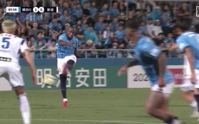 「なんこれ」衝撃の規格外ミドルにSNS沸騰「ニアにぶち込むのやばい」「環境破壊」最強助っ人のありえないスーパーゴラッソの瞬間