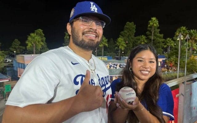 大谷53号、女性の頭に直撃も「大丈夫です！」　仲良しカップルが大興奮キャッチ