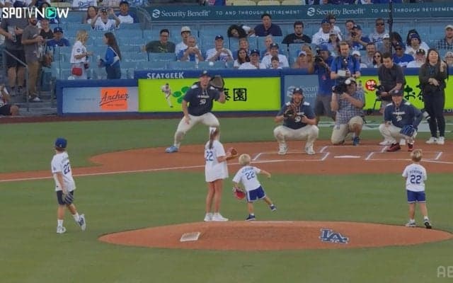 山本由伸は捕手に変身！現役引退のカーショウ、子ども達の始球式がかわいい…ファンもほっこり「なんて素晴らしい光景」