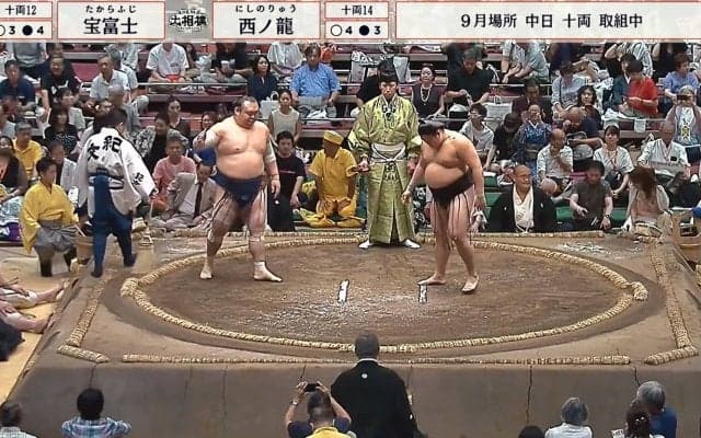 大相撲客席に大物タレント降臨「めっちゃ日焼けしてるw」「え、こんな早くから」“ひときわ目を引く”存在感に反響相次ぐ
