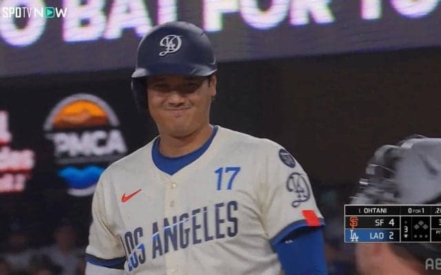 まるでサーカス！大谷翔平、自身のフライ球を自分でキャッチ！？“ニヤリ顔”が話題「あの反応なら守備もやれそうだなw」
