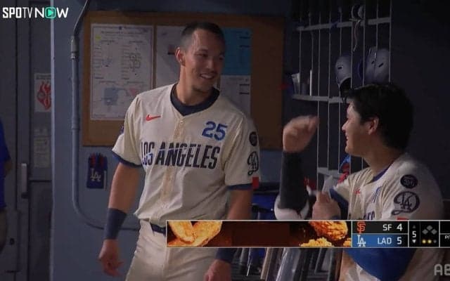 こんな表情見たことない！？ベッツ、仲間のポール直撃弾に“ぴょんぴょん”歓喜 ベンチで歓迎の大谷翔平は納得顔